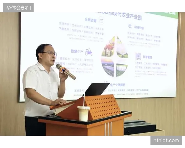 在推动乡村体育数字化、智慧化转型的过程中，如何避免技术门槛加剧老年群体等数字弱势人群的边缘化？